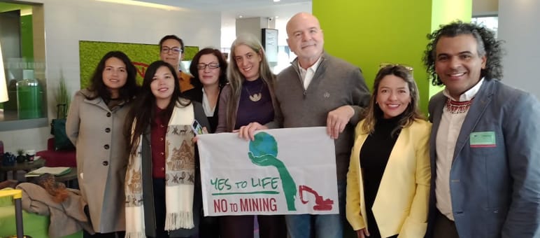 Guadalupe Rodríguez mit Gruppe von Umweltschützern:innne und Banner und dem UN Rapporteur Michel Forst in Brüssel