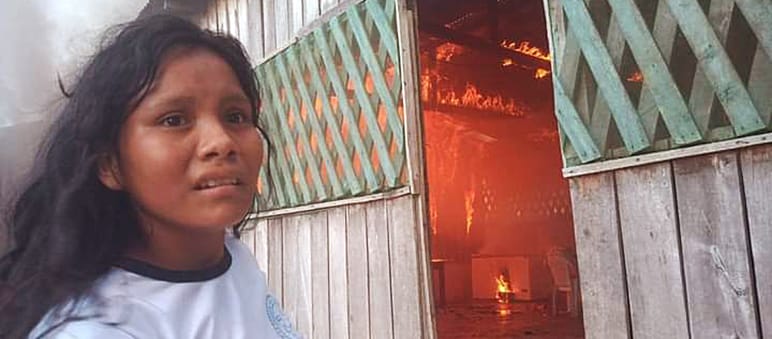 In einem der von dem Mob in Brand gesteckten Häuser lodern Flammen Überfall auf das Indigenen-Dorf Fazenda Tapajós