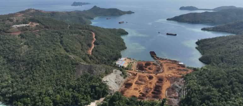 Blick von oben auf eine Nickelmine auf einer kleinen Insel