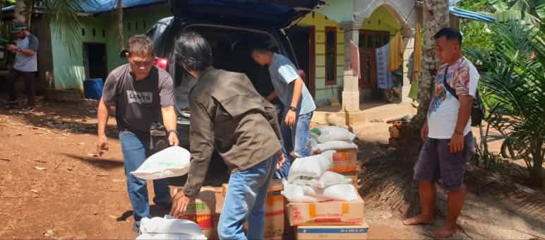 WALHI Sumut verteilt in Tapanuli Nothilfe nach dem Zyklon