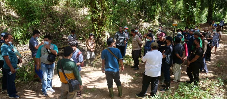 Journalisten und Einwohner von Penyang auf Borneo