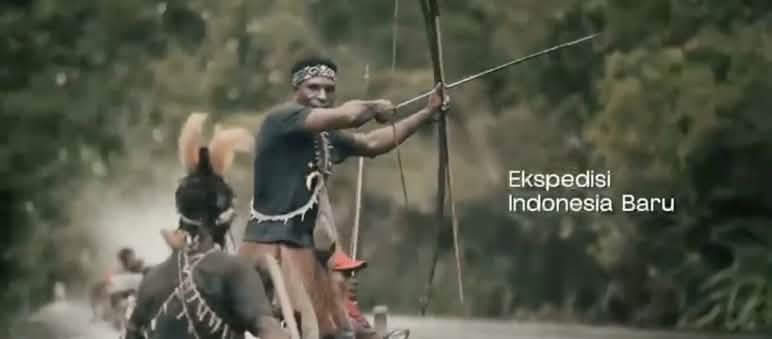 Papua im Boot mit Pfeil und Bogen