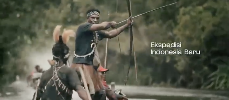 Papua im Boot mit Pfeil und Bogen
