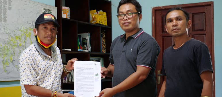 Effendi Buhing ist entschlossen, mit Hilfe der Petition den Kinipan-Wald zu retten Effendi Buhing aus Kinipan und Safrudin Mahendra von Save Our Borneo