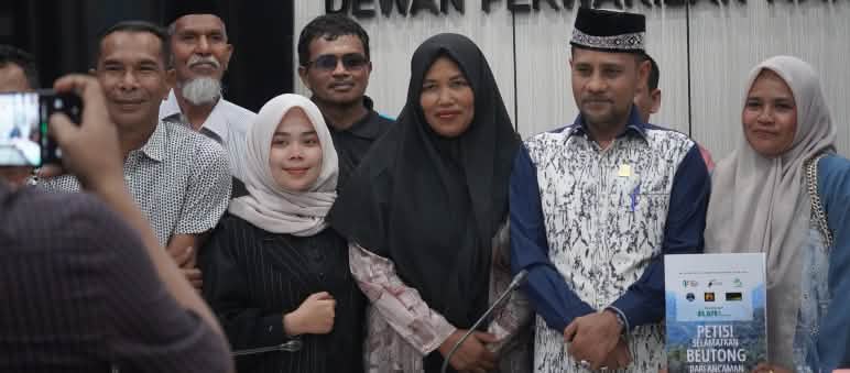 Gruppe mit Petition im Parlament in Banda Aceh