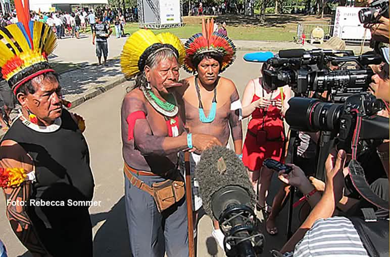 Indigene wehren sich gegen Belo-Monte Staudamm Häuptling Raoni gibt mit Federschmuck und Kriegsbemalung ein Interview