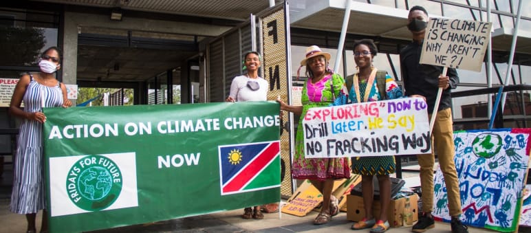 Aktivisten von Fridays for Future protestieren in Windhoek gegen die Suche nach Erdöl und Fracking. Protest von Fridays for Future gegen Fracking und Erdöl-Förderung in Namibia