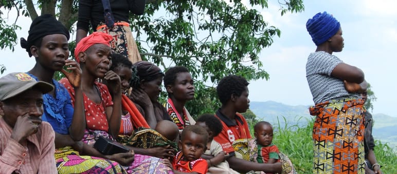Batwa leben verarmt am Rande des Kahuzi-Biega Nationalparks Indigene Batwa: Frauen und Kinder in einem Dorf nahe Bukavu