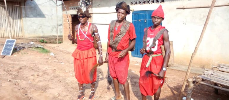 Die Einheimischen leiden unter Palmöl - wer sie unterstützt, lebt gefährlich Traditionelle Häuptlinge in Lokutu / DRC