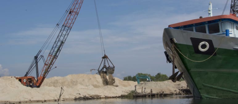 Sandraub an Kambodschas Südwestküste – für Singapur und Taiwan Bagger Sand