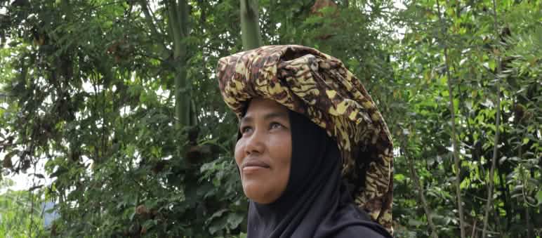 Frau mit Kopfbedeckung