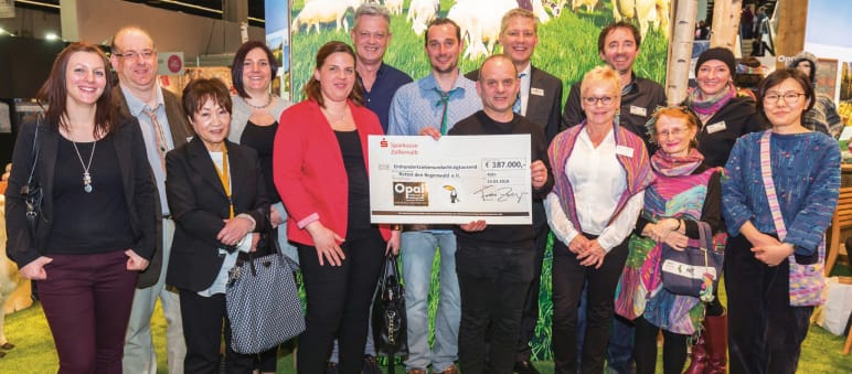 Großzügige Spender: Henrike (hinten rechts), Frederic (daneben) und Felix Zwerger (hinten Mitte, hellblaues Hemd) mit ihren Geschäftspartnern Scheckübergabe Sockenstricker