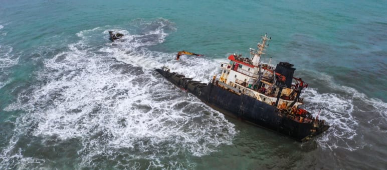 Das Wrack der MT AASHI ist immer noch nicht geborgen. Bitumen verklebt immer noch die Küsten gekentertes Schiff MT AASHI