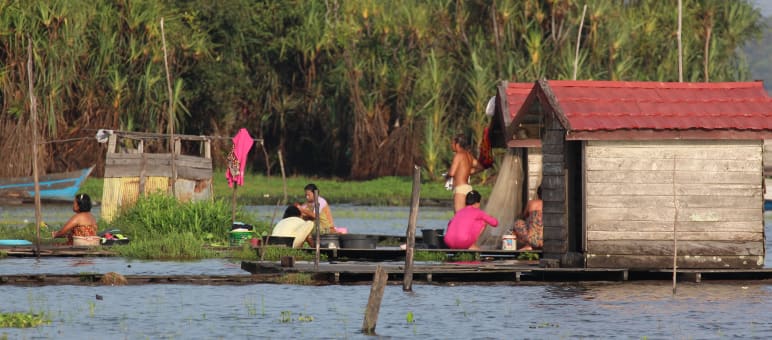 Fischfang ist unmöglich, denn Sinar Mas hat den Sembuluh-See auf Borneo verschmutzt Leben am Sembuluh-See, Frauen hocken auf Stegen und waschen Wäsche