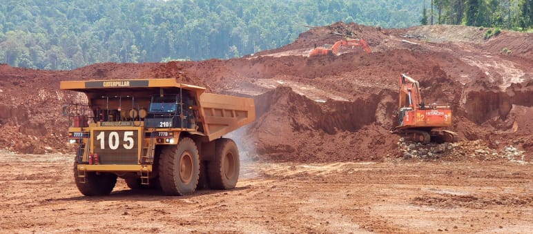 Nickelabbau im Regenwald von Sulawesi, Indonesien: Nickel ist Hauptbestandteil von Lithium-Ionen-Batterien für Elektroautos Nickelabbau auf Sulawesi