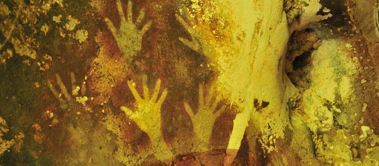 45.000 Jahre alte Höhlenmalerei in den Maros-Karsthöhlen im Südwesten der indonesischen Insel Sulawesi. Typisch für die Felskunst sind Darstellungen von Händen oder Tieren Hände in Höhlenmalerei bei Sulawesi