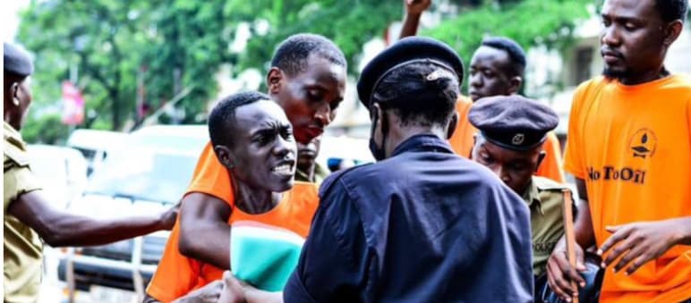 Polizisten lösen die Demonstration gewaltsam auf Festnahme von Studenten am 24.11.2023 in Kampala