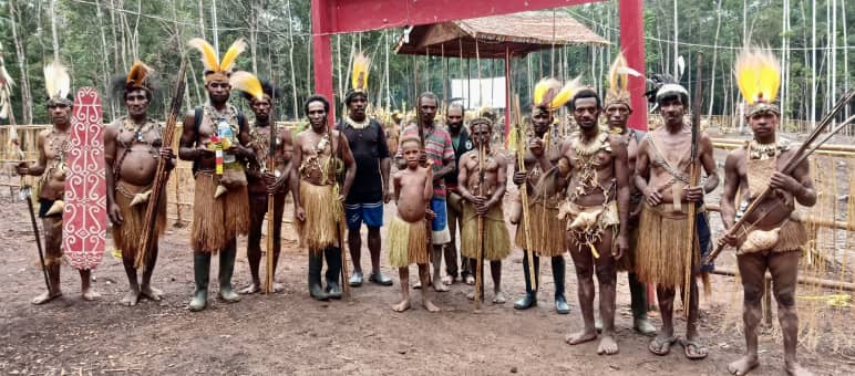 Die Awyu aus Boven Digoel kämpfen für Gerechtigkeit, Landrechte und den Regenwald Gruppenfoto von indigenen Awyu in traditioneller Kleidung