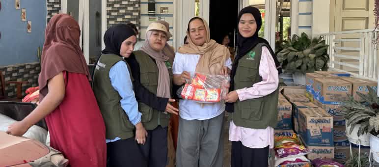 Frauen verteilen Hilfsgüter