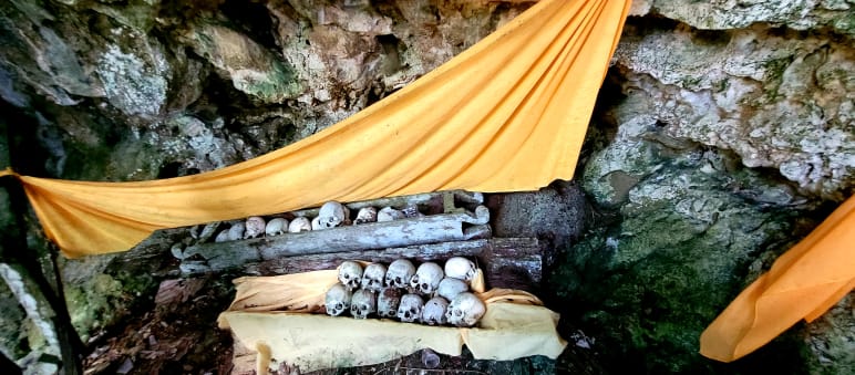 Schädel der Ahnen in Höhle