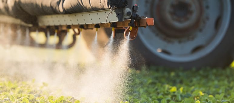 Pestizide bedrohen Mensch und Natur Traktor sprüht Pestizide