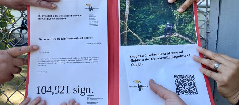 Gemeinsam schützen wir den Regenwald Hände auf der Petition 1261 vor der Botschaft der DRC in Berlin