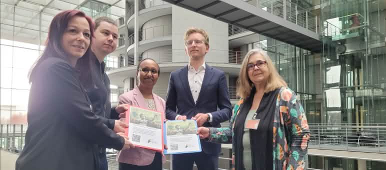 Marianne Klute (rechts) übergibt unsere Petition an Abgeordnete des Justizausschusses