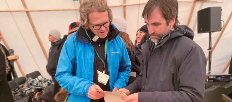 Kanadas Umweltminister Steven Guilbeault (rechts) nimmt unsere Petition entgegen Kanadas Umweltminister Steven Guilbeault (rechts) nimmt unsere Petition entgegen