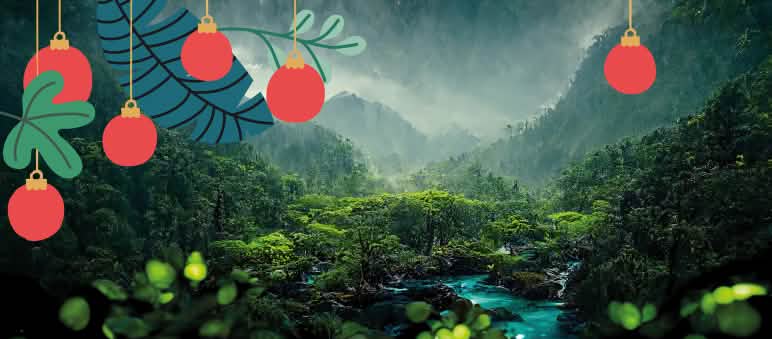 Ein mystischer Regenwald mit Fluss und Weihnachtskugeln darüber