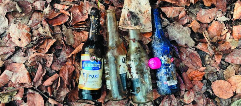 Müllsammeln befreit die Natur nicht nur von menschlichem Unrat, sondern mit dem Pfandgeld unterstützen Kerstin und Norbert Kindt Rettet den Regenwald. Eine gute Idee - zum Nachahmen empfohlen Flaschen im Wald