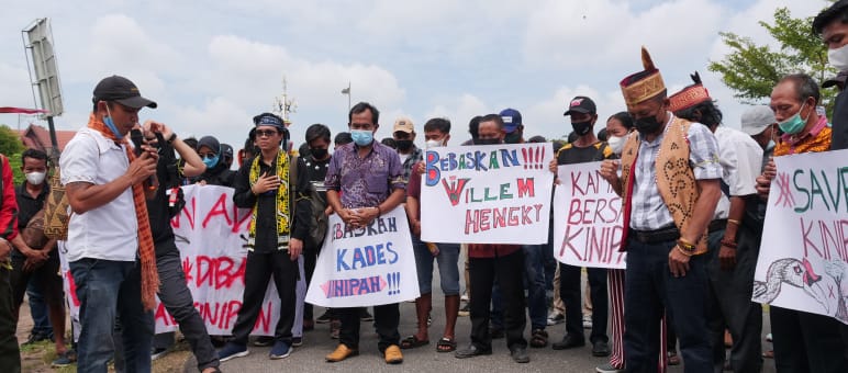 Freiheit für Willem Hengki! Demonstration vor dem Gericht, 14. Juni 2022 Demo zur Freilassung des Ortsvorsteher Willem Hengki aus Kinipan vor dem Gericht in Palangkaraya