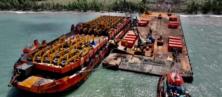 Frachtschiff voller Bagger