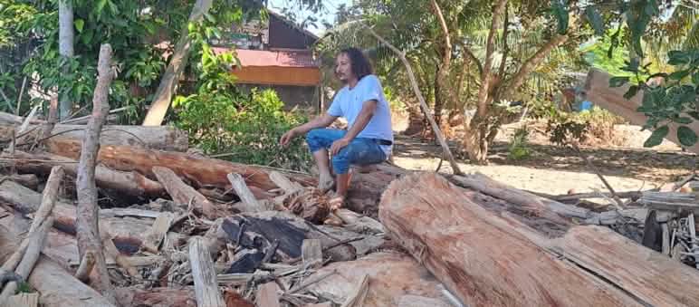 Yusmadi auf den Trümmern des AWF-Büros