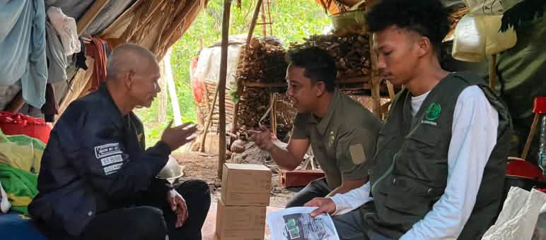 drei Männer im Zelt