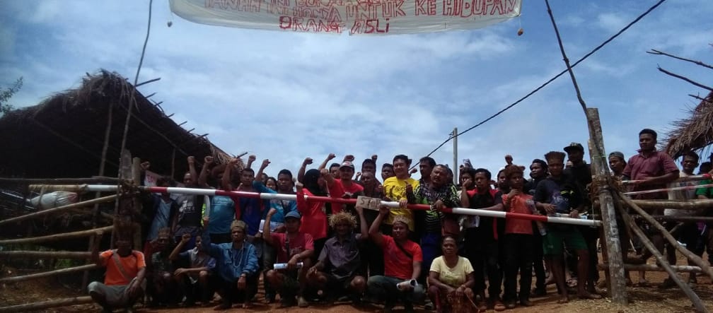 Indigene blockieren eine Holzfäller-Straße in West-Malaysia Indigene blockieren eine Straße in West-Malaysia