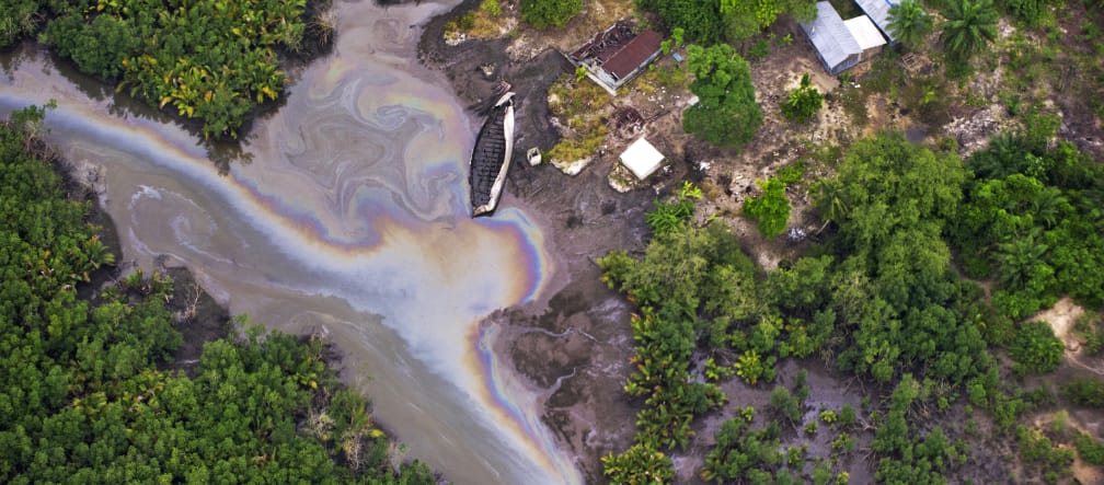 Ein Film aus Öl verseucht einen Fluss im Nigerdelta Luftbild Oil-Spill in Nigeria