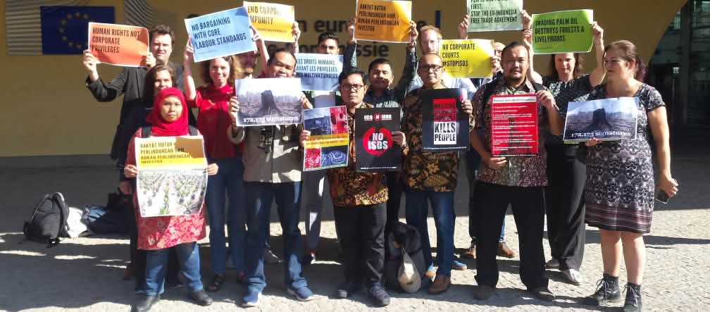 Rettet den Regenwald, Indonesia for Global Justice, Arbeiterverbände und NGOs fordern in Brüssel: Kein Freihandel mit Palmöl! Übergabe der Petition gegen CEPA an die EU-Kommission