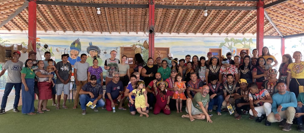 Zirka 50 Personen posieren für ein Gruppenfoto