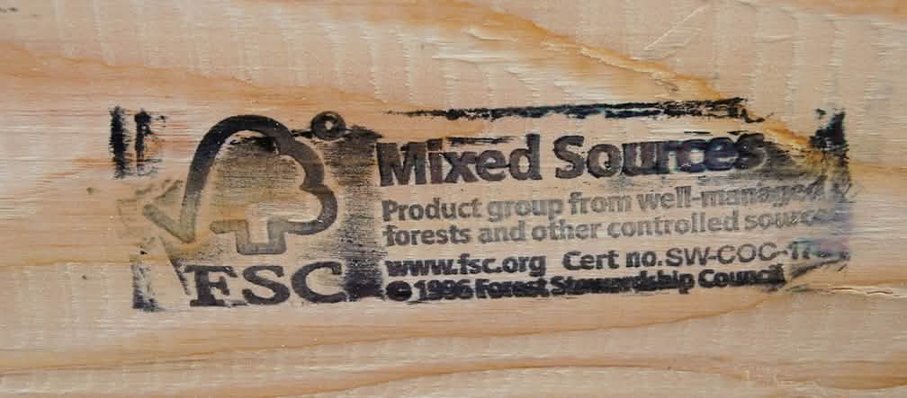 Das FSC-Siegel ist weithin bekannt - doch sein Wert ist zweifelhaft Stempelaufdruck FSC Mixed Sources auf einem Stück Holz