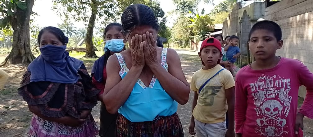 Mehrere Maya-Frauen und Kinder sind bestürzt und traumatisiert