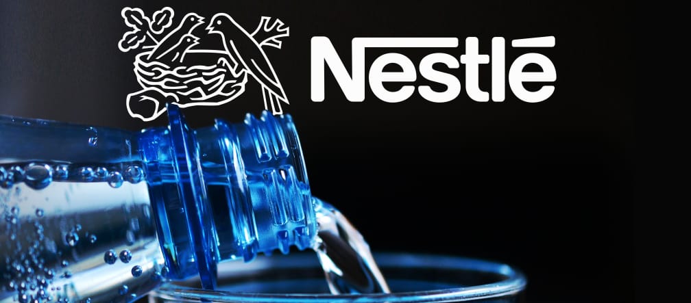 Nestlé ist einer der großen Wasserkonzerne der Erde Wasser Flasche Close up