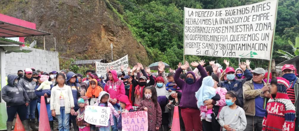 Die Einwohner der Gemeinde Buenos Aires lehnen den Bergbau ab Menschen protestieren gegen den Bergbau mit Bannern und Plakaten