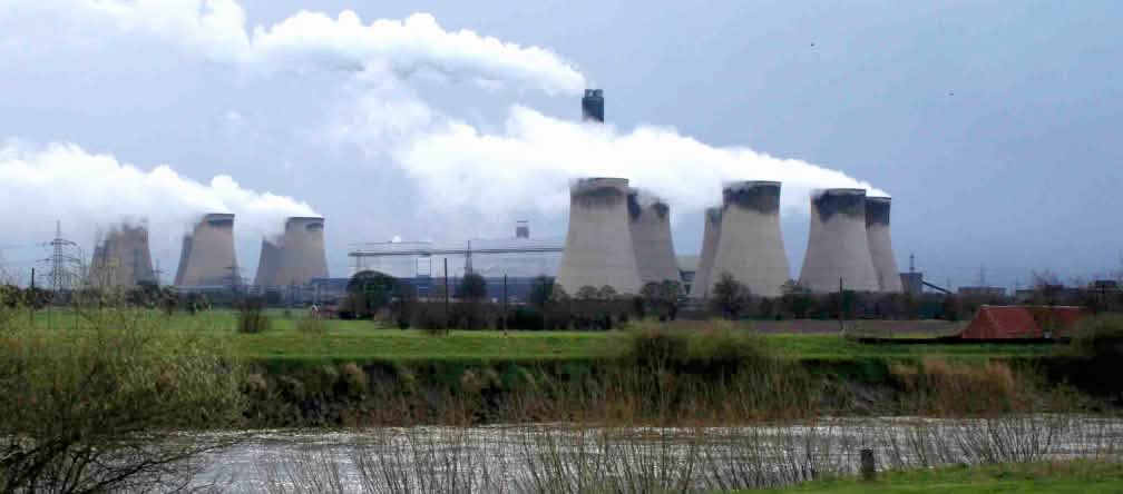 Das Biomassekraftwerk von Drax Energy in Großbritannien verbrennt 13,6 Mio. Tonnen Holzpellets por Jahr Drax Power Station