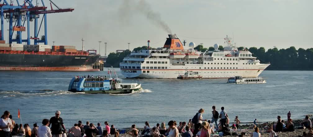 Kreufahrtschiff Hanseatic auf der Elbe in Hamburg Kreufahrtschiff Hanseatic auf der Elbe in Hamburg