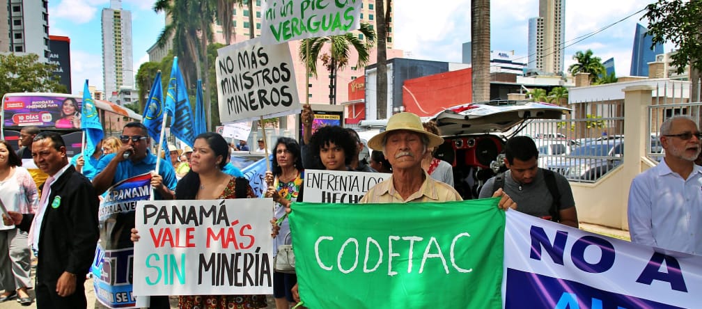 Personen mit handgemalten Plakaten protestieren gegen Bergbau in der Hauptstadt von Panama