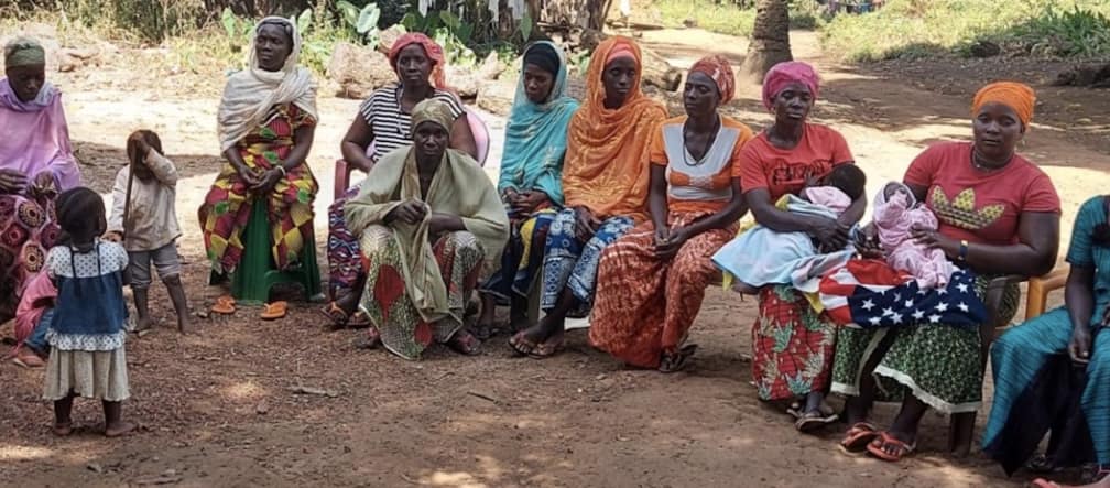 Frauen des Dorfes Hamdallaye auf der Sangaredi-Bauxit-Mine in Guinea