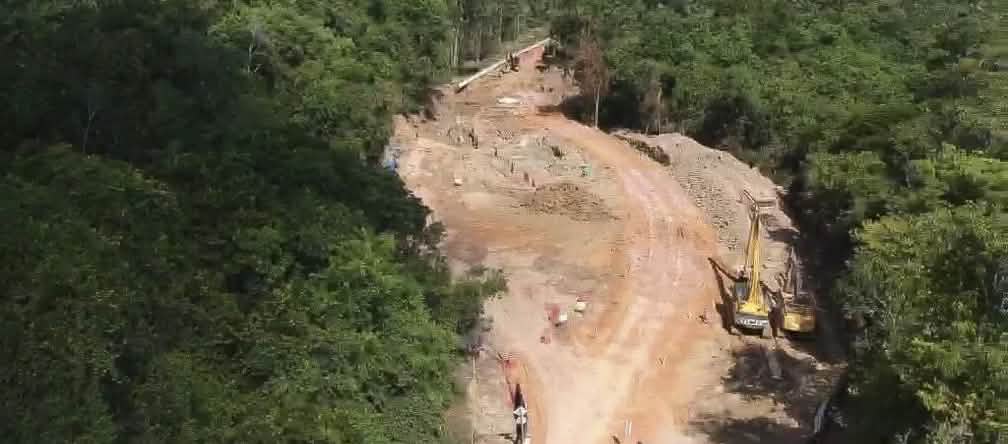 Luftaufnahme vom Bau der Bauxit-Pipeline im Regenwald mit von Baggern zerwühlter Erde und Rohrteilen