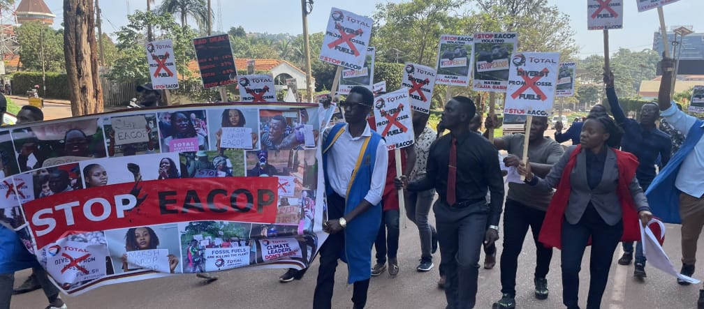 Studenten demonstrieren in Uganda gegen die Pipeline EACOP