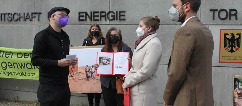 Fast 95.000 Menschen fordern: Keine unfairen Kredite auf Kosten von Natur und Menschen! RdR, FIAN und Powershift überreichen die Petition 1235