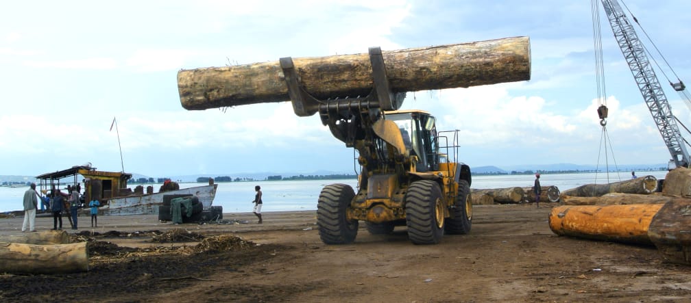 Holzverladung im Hafen von Kinshasa